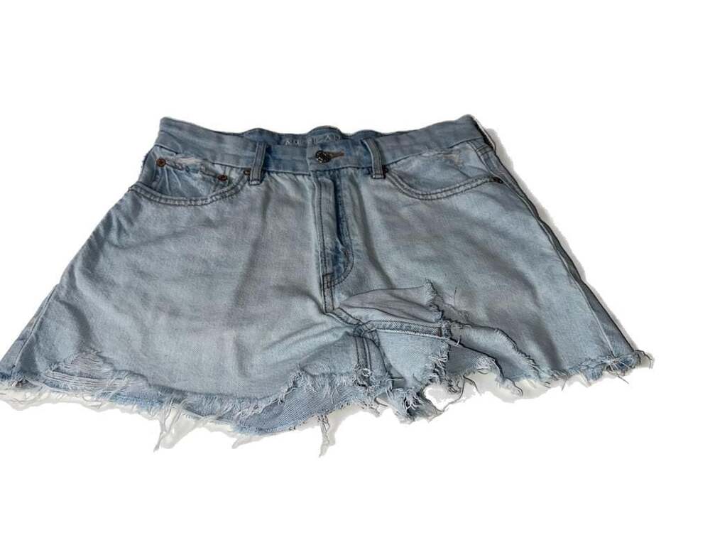American Eagle Strigid Light Wash Distressed Denim Shorts Size 6